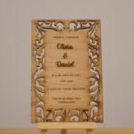 Invitación de boda grabada en madera