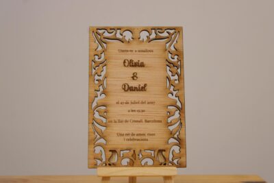 Invitación de boda grabada en madera